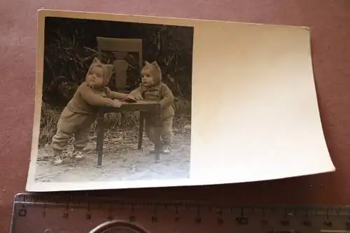tolles altes Foto - zwei Kleinkinder mit Strickmützen Kätzchenohren - 1951