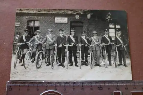 tolles altes Foto - Radfahrer Verein ? Männer mit Fahrräder -Gasthof Wilh. Mannz