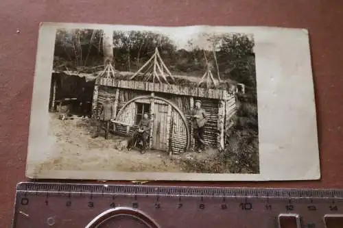 vier Soldaten vor ihrem Holzhaus - Unterstand ? Ort ???