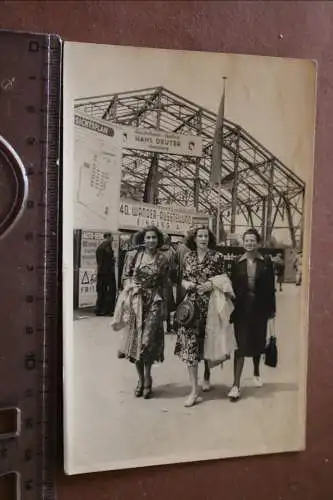 tolles altes Foto - drei hübsche Frauen auf der 40. Wanderausstellung ?? 50er Ja