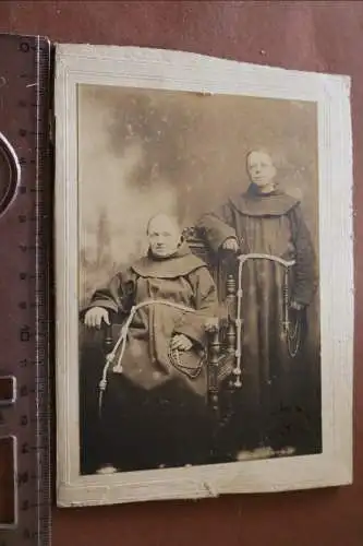 altes Foto auf Pappe - Portrait zwei Mönche 