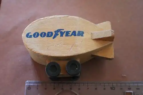 toller alter Good Year Zeppelin aus Holz - 70er Jahre 
