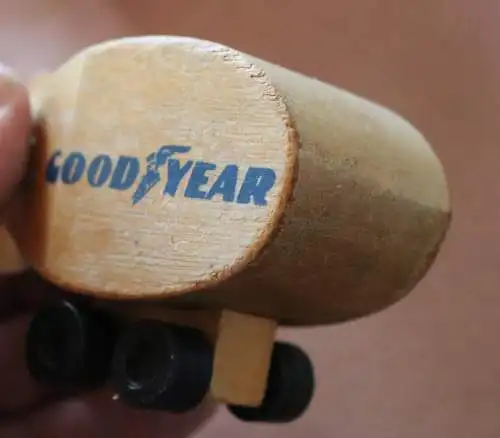 toller alter Good Year Zeppelin aus Holz - 70er Jahre 