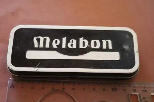 tolle alte Schwarze Blechdose mit weißer Schrift " Melabon" und Umrahmung