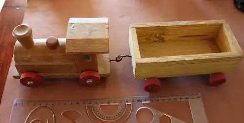 tolle alte Holz-Lokomotive mit Waggon - Alter ???? 