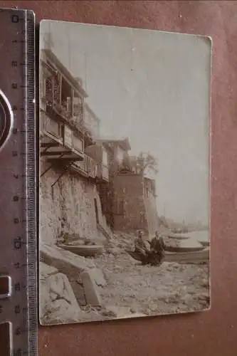 tolles altes Foto - Männer am Fluss ? Türkei ?? Steilwand Häuser - 1900-1910 ?