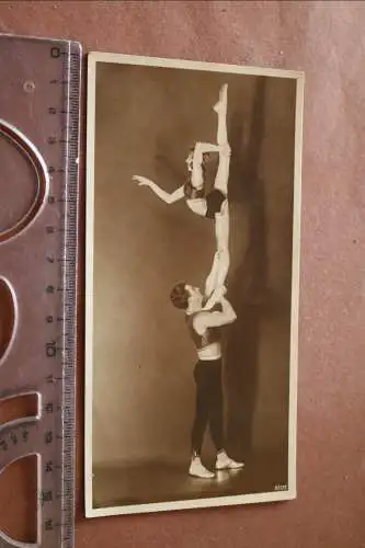 tolle alte Fotokarte -Artisten-Dou -Mann hält Frau die Spagat macht 20-30er Jahr