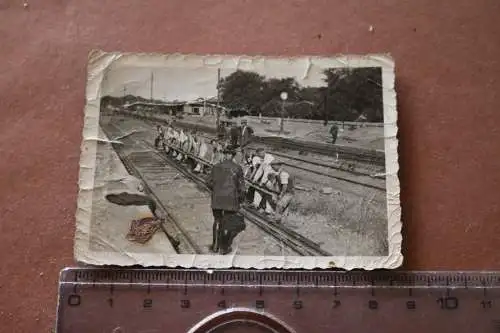 altes Foto - Bahnhof - Männer verlegen neue Gleise - 20-30er Jahre 