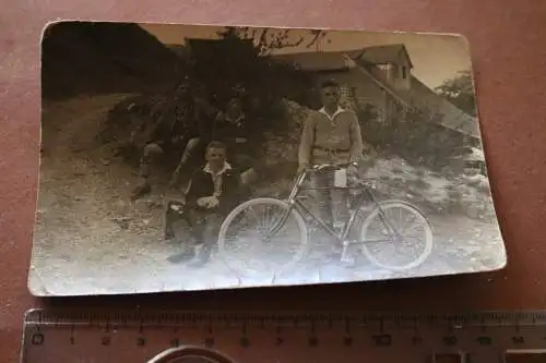 tolles altes Foto - vier junge Männer , einer mit Fahrrad - 1925