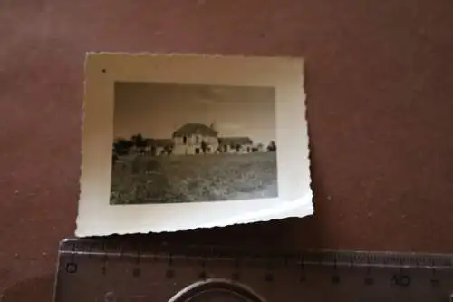 tolles altes Foto - Frankreich Gebäude - Soldaten  erholen sich, sonnen sich 