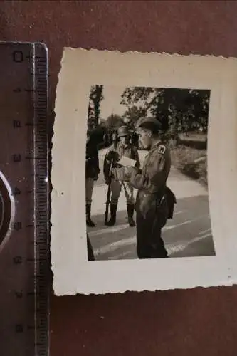 altes Foto - Offizier liest zwei Soldaten mit Stahlhelm was vor ? 