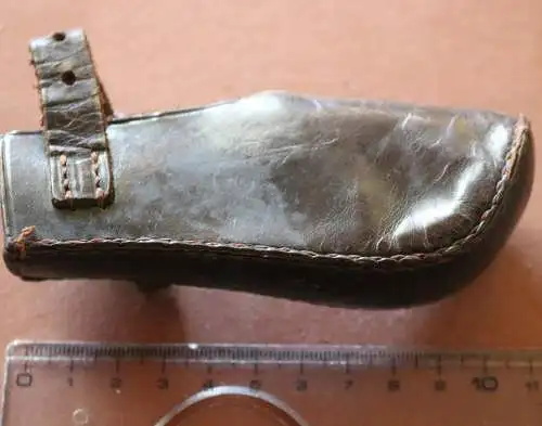 alter Lederschutzschuh für Hunde ???  oder keine Ahnung ?  Alter ??