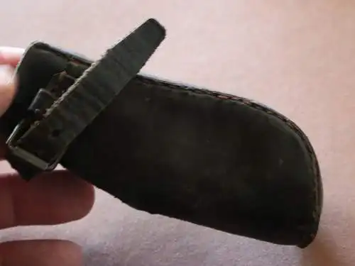 alter Lederschutzschuh für Hunde ???  oder keine Ahnung ?  Alter ??