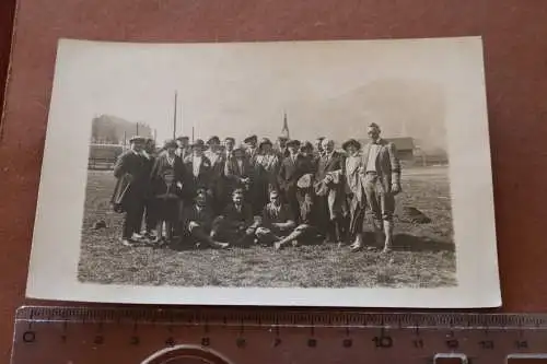 tolles altes Gruppenfoto - Fussballspieler ??? mit Frauen - Sportplatz 