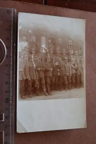 tolles altes Foto - Gruppe Soldaten Reichswehr vor Eisenbahnwaggon 