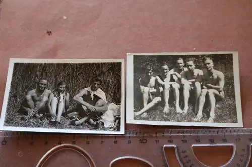 zwei alte Fotos - Gruppe junger Männer und Frau in Badezeug auf Wiese 30-40er Ja