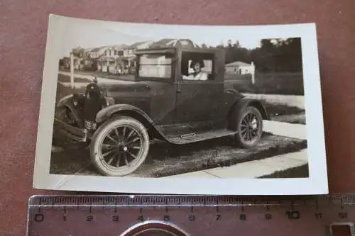 tolles altes Foto - hübsche Frau mit Oldtimer Chevy Chevrolet USA 1926