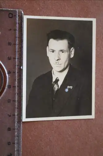 altes kleines Ausweisfoto - Portrait eines Mannes mit Abzeichen - Raum Berlin 