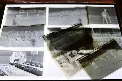 11 tolle alte Negative - Fussball - Mannschaft , kleines Stadion , Tribüne 30-40