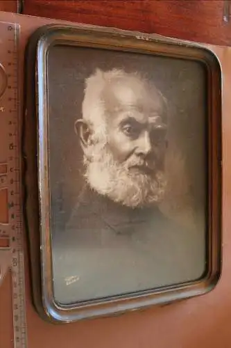 älterer Bilderrahmen mit Foto eines alten Herren, 60-80er Jahre ??
