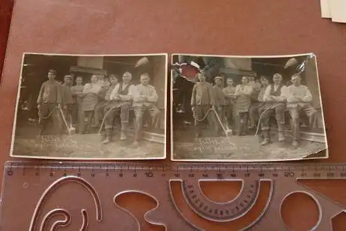 zwei alte Fotos - Gruppe Arbeiter - Du sollst den Feiertag heiligen 20-30er Jahr