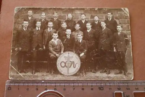 tolles altes Foto Gruppe Schüler mit Nagelbild - Patriotika - Schwert - 1917