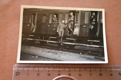  altes Foto - Soldaten im Personenwaggon - warten auf Weiterfahrt 