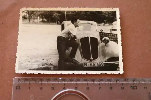 tolles altes Foto Mann posiert mit Oldtimer Borgward Hansa-1100 ??? 