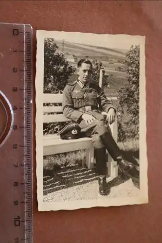 tolles altes Foto -  Soldat sitzt auf einer Bank EK II Band 