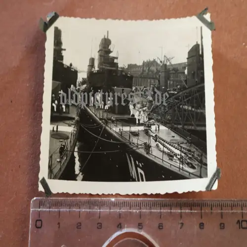 tolles altes Foto - Torpedoboot Möwe im Hafen, Matrosen 