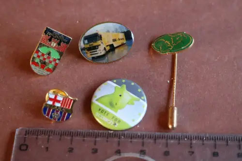 sechs tolle Anstecknadeln , Buttons 
