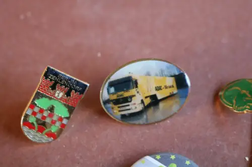 sechs tolle Anstecknadeln , Buttons 