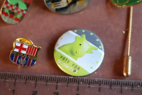 sechs tolle Anstecknadeln , Buttons 