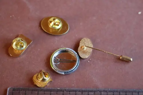 sechs tolle Anstecknadeln , Buttons 