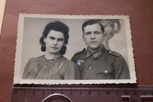 tolles altes Foto - Frau mit Soldat - Niederwürschnitz 30-40er Jahre 