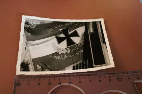 altes Foto -  Gedenkfahne mit Eisernen Kreuz zum 1. Weltkrieg 