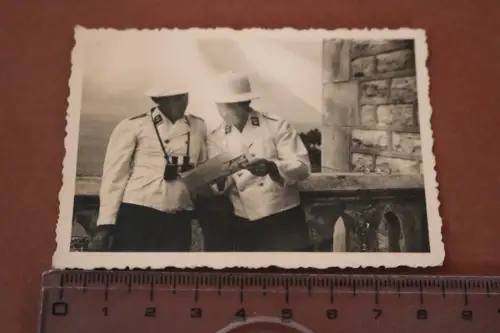 tolles altes Foto Soldaten der Flakabteilung weisse Jacke und Tropenhelm 