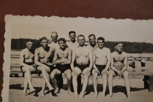 tolles altes Foto - Gruppe Soldaten in Badehose - Krakau ??? 