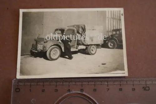 tolles altes Foto englischer Soldat mit Oldtimer Dodge D15 