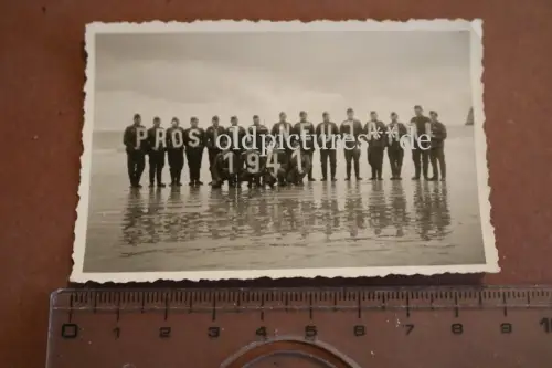 tolles altes Foto  Soldaten halten Prosit Neujahr 1941 hoch - Strand bei Caumont