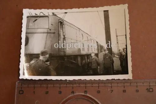 altes Foto - deutsche Soldaten bei E-Lok 2D2-508  SNCF  Frankreich 