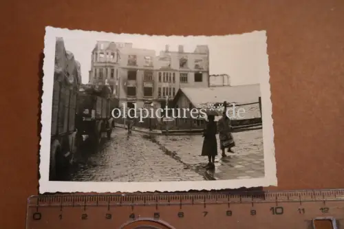 altes Foto - Konvoi LKW´s  zerstörtes Haus - Achtung Schilder - Ort ?? Totenkopf