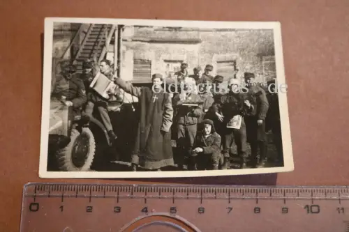  altes Foto - Gruppe Soldaten, Einheimische feiern ?? verkleidet als Priester 
