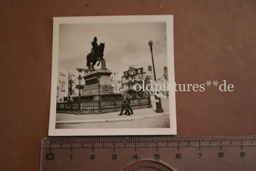  altes Foto Soldaten zerstörte Stadt Orléans , Statue de Jeanne d'Arc