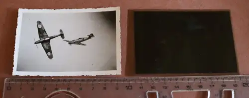 tolles altes Foto + Negativ - Luftkampf  - Modellflugzeuge gestellt 