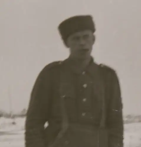 zwei alte Negative - Soldaten mit Pfeife  Unterstand , Wintermütze - Russland ??