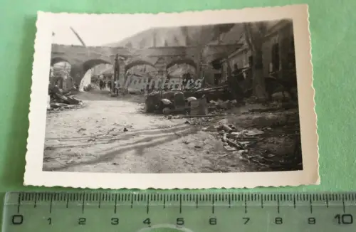 interessantes altes Foto - zerstörter Ort, Fahrzeuge - Frankreich ??? 