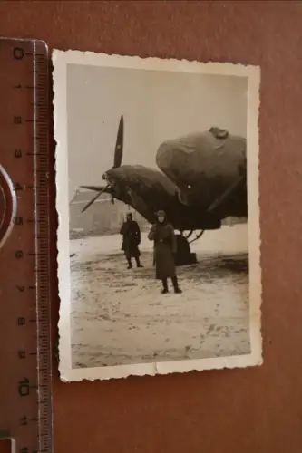 tolles altes Foto - Wachsoldaten bei abgedeckten Flugzeug - Heinkel He 111 ????