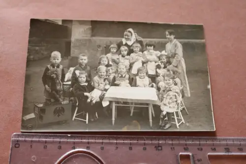 tolles altes Foto - Gruppe Kinder mit Puppen, Teddy, Holzauto - Heim ?? Hort ??
