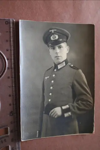 tolles altes Foto  Portrait eines Soldaten mit Schirmmütze